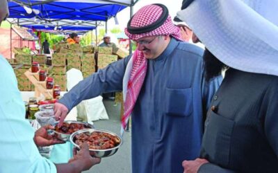 Minister of Social Affairs Supports Kuwaiti Farmers at Al-Nuer Market 1586641