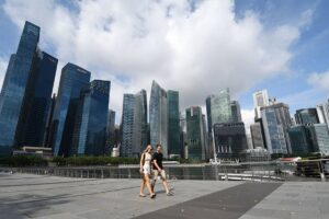 A pair of tourists walk along the Marina Bay in Singapore on Oct. 14, 2022. XINHUA FILE PHOTO