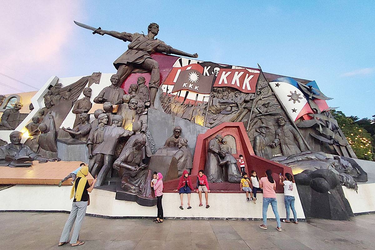 People mill in front of the Andres Bonifacio monument in Manila on Monday, Nov. 28, 2022. Bonifacio, one of the heroes of the Philippine revolution against Spain, celebrates his 159th birth anniversary today, Wednesday, November 30. TMT FILE PHOTO