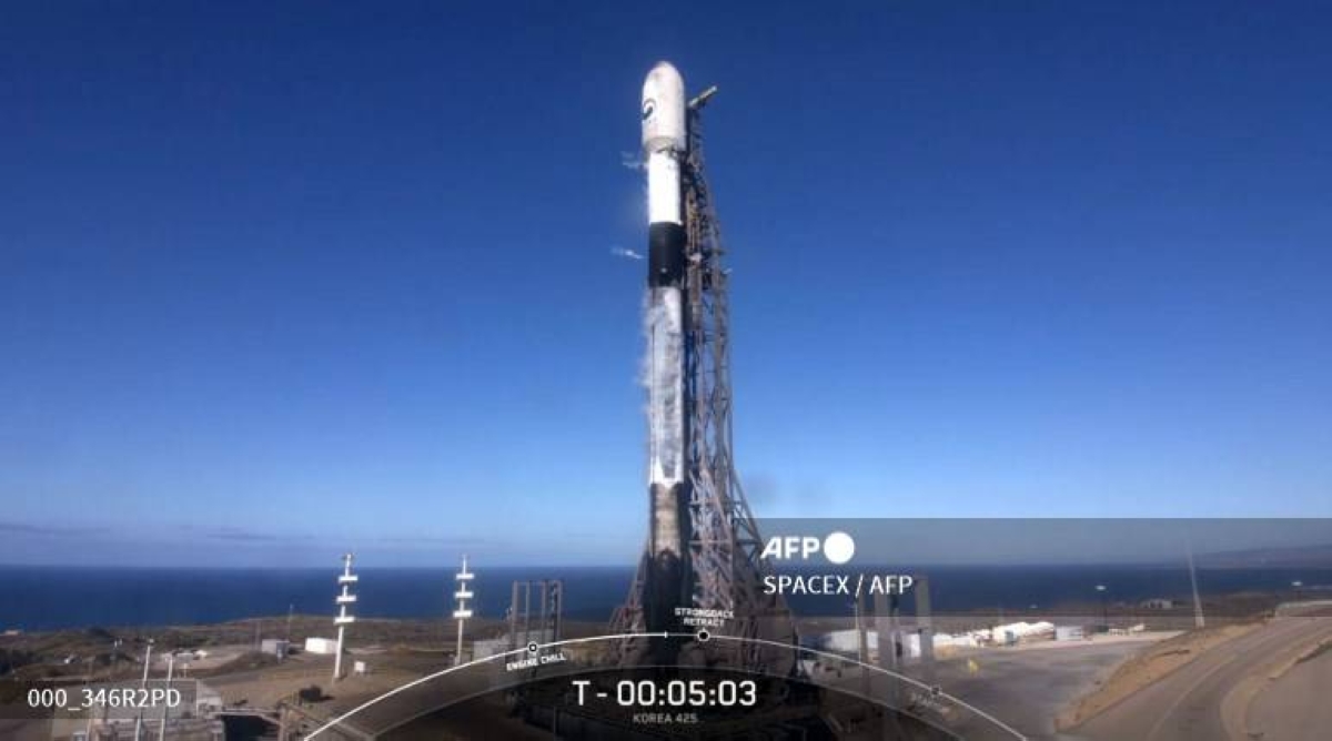 This screen grab taken from a SpaceX video shows the SpaceX Falcon 9 rocket minutes before the launch of the Korea 425 Mission at Vandenberg Air Force Base in California on December 1, 2023. The SpaceX rocket launched South Korea's first military spy satellite, intensifying a space race on the peninsula after Pyongyang launched its own first military eye in the sky last week. Seoul's reconnaissance satellite, carried by one of Elon Musk's SpaceX Falcon 9 rockets, lifted off from the Vandenberg US Space Force Base in California at 10:19 am local time (GMT 1819 GMT). (Photo by SPACEX / AFP) / RESTRICTED TO EDITORIAL USE - MANDATORY CREDIT "AFP PHOTO / SPACEX " - NO MARKETING - NO ADVERTISING CAMPAIGNS - DISTRIBUTED AS A SERVICE TO CLIENTS