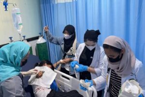 BLOODY SUNDAY Medical workers treat an injured person at Amai Pakpak Medical Center in Marawi, Lanao del Sur province, after a bomb attack during a Catholic Mass at Mindanao State University’s gymnasium on Sunday, Dec. 3, 2023. AFP PHOTO