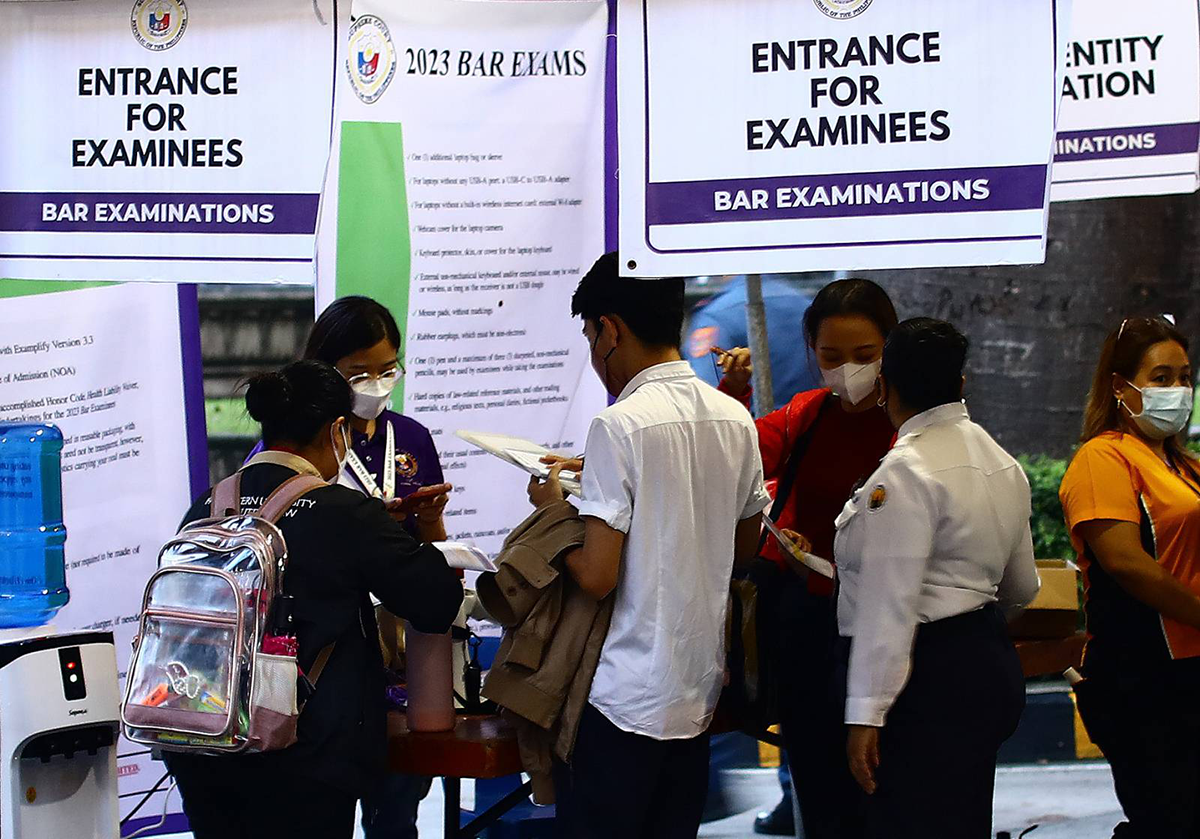 Bar examinees are seen arriving as early as 4am at the drop-off area of San Beda and the University of Santo Tomas Manila, on 17 September 2023.(PHOTO: MIKE ALQUINTO)