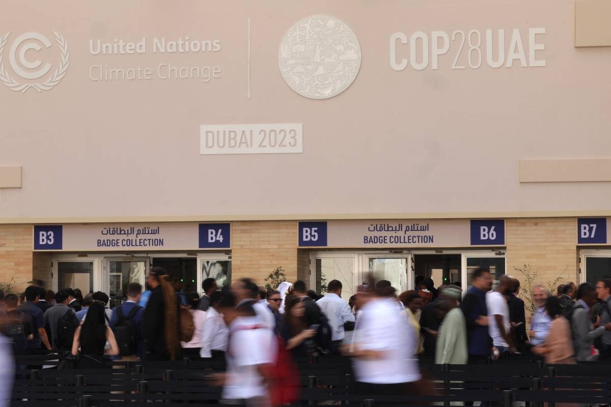 Delegates queue to enter the Expo City venue during the COP28 United Nations climate talks in Dubai on December 4, 2023. (Photo by Giuseppe CACACE / AFP)