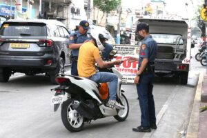 ON THEIR TOES Members of the Manila Police District checks out a motorist on Tuesday, Dec. 5, 2023. Police in Metro Manila are on heightened alert after the deadly weekend bombing in Marawi City. PHOTO BY RENE H. DILAN