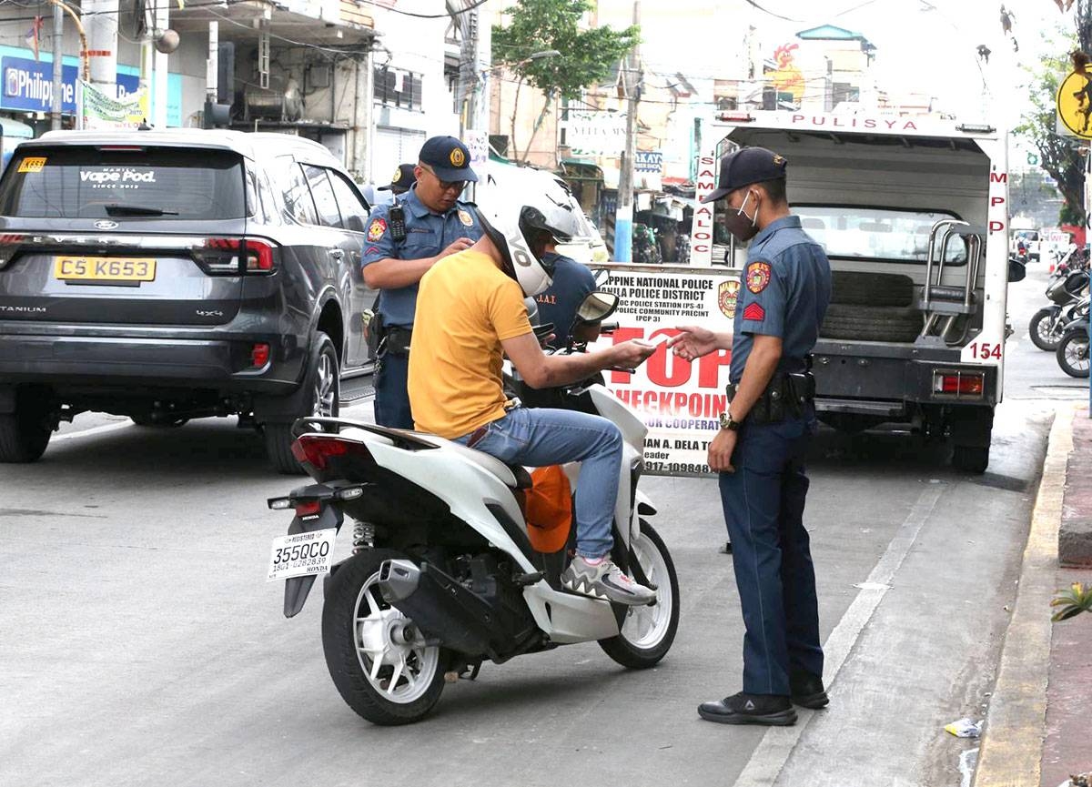 ON THEIR TOES Members of the Manila Police District checks out a motorist on Tuesday, Dec. 5, 2023. Police in Metro Manila are on heightened alert after the deadly weekend bombing in Marawi City. PHOTO BY RENE H. DILAN