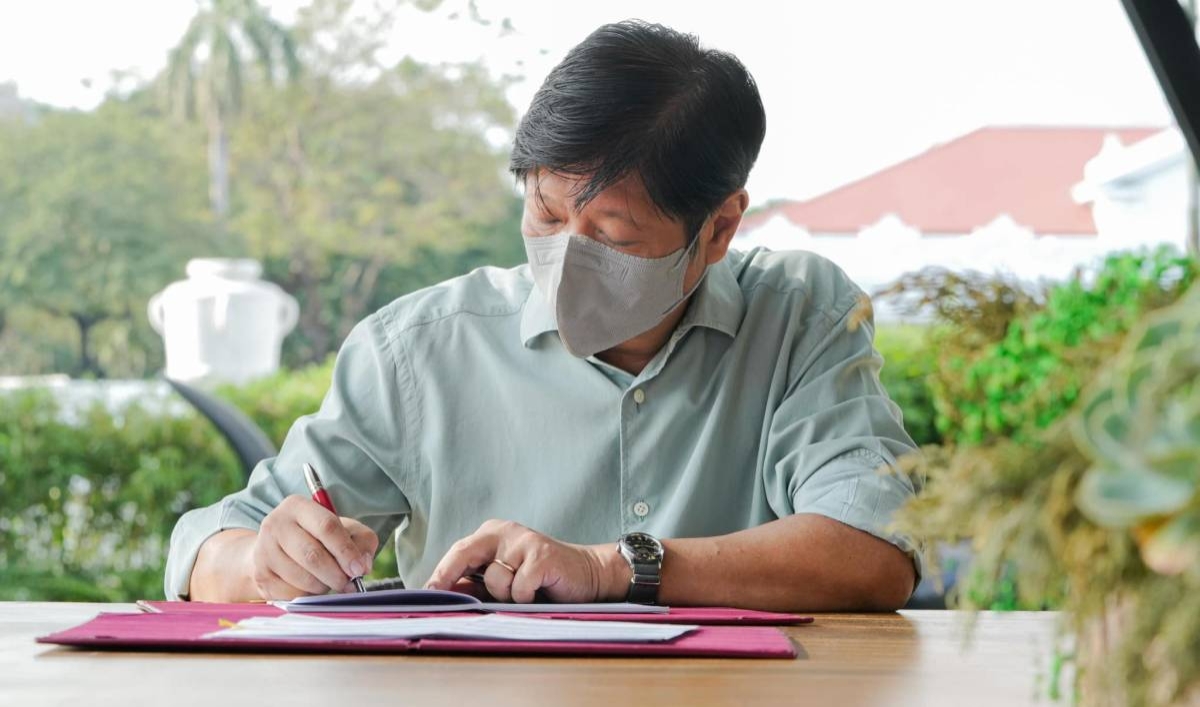 President Ferdinand R. Marcos Jr. signed the Public-Private Partnership Code of the Philippines (PPP Code) and the Internet Transactions Act of 2023 on Tuesday, while in isolation after testing positive for Covid-19. Photo from PCO