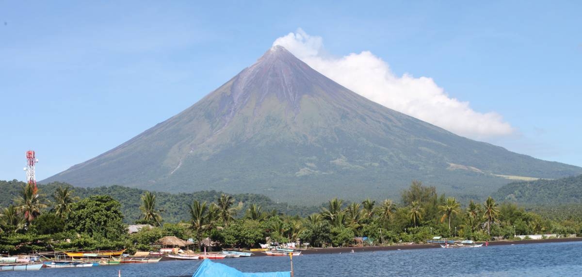 PHOTO BY RHAYDZ B. BARCIA
Mayon volcano appears calm but restive and may erupt anytime. Phivolcs hoisted alert level 1 status due to unrest condition after the occurence of May 7, sudden explosion killing four European and one Filipino mountaineers. (RHAYDZ B. BARCIA)