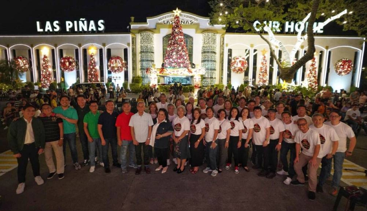 IT’S CHRISTMAS IN LAS PIÑAS Las Piñas City Mayor Imelda Aguilar, city council and department officials attend the Christmas tree lighting ceremony. CONTRIBUTED PHOTO