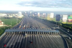 HERE COMES THE SUN Solar panels at toll plazas in expressways operated by the North Luzon Expressway Corp., according
to the company, have helped lessen carbon dioxide emissions in Bulacan province, contributing to worldwide efforts to also reduce the carbon footprint.
CONTRIBUTED PHOTO