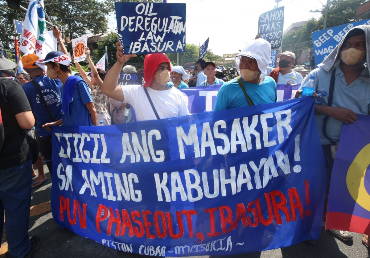 Members of transport group Piston continue their protest in Mendiola, Manila on Wednesday, Nov. 22, 2023. PHOTO BY MIKE DE JUAN