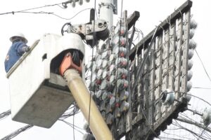 Meralco linemen inspects illegal connections at Parola compound in Manila. PHOTO BY RENE H. DILAN
