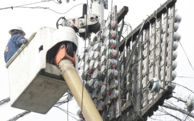 Meralco linemen inspects illegal connections at Parola compound in Manila. PHOTO BY RENE H. DILAN