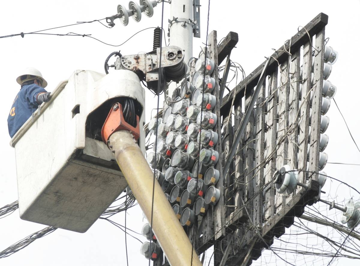 Meralco linemen inspects illegal connections at Parola compound in Manila. PHOTO BY RENE H. DILAN