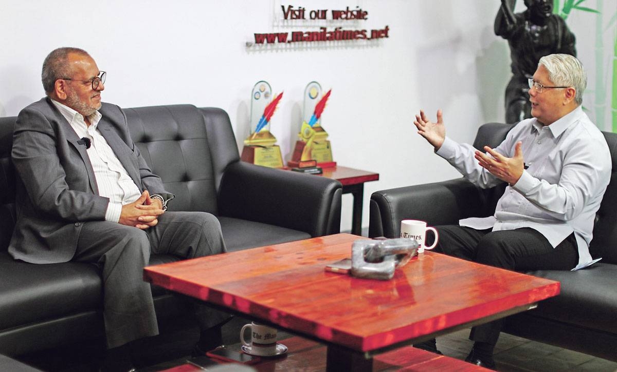 Sheikh Tafier Najjaar, head of Religious Affairs and vice president and CEO of the Islamic Council of South Africa, with The Manila Times Chairman and CEO Dante 'Klink' Ang 2nd. PHOTO BY MIKE ALQUINTO