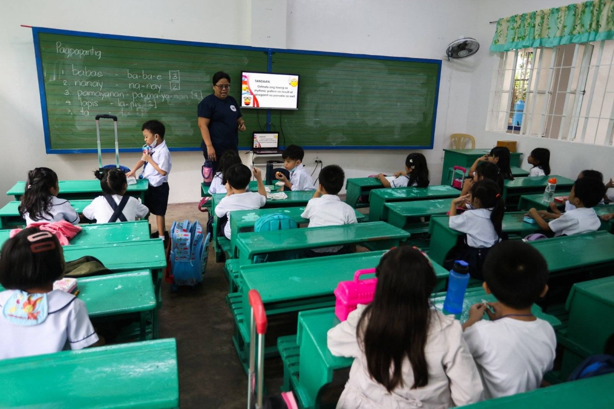 Teachers of the Taytay Elementary School in Rizal receive flowers and gifts from their pupils on Wednesday, Oct. 4, 2023, the eve of World Teachers Day. PHOTOS BY JOHN ORVEN VERDOTE