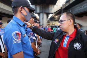 Members of the MMDA Special Operations Group-Strike Force on Tuesday, December 12, 2023, undergo briefing before the start of the clearing operations of the route of the MMFF Parade of Stars. PHOTOS BY MIKE DE JUAN