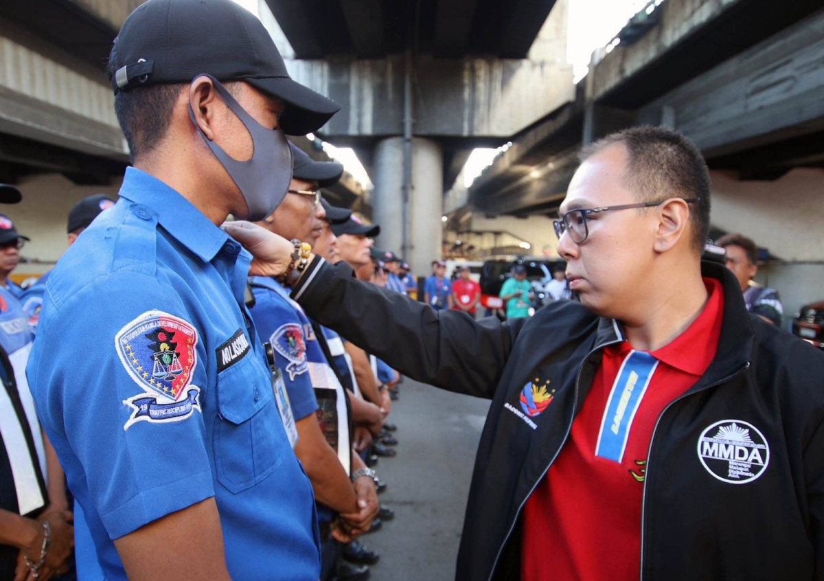 Members of the MMDA Special Operations Group-Strike Force on Tuesday, December 12, 2023, undergo briefing before the start of the clearing operations of the route of the MMFF Parade of Stars. PHOTOS BY MIKE DE JUAN
