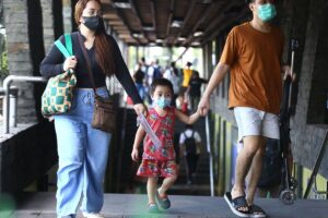 In this file, a photo shows citizens from the Lagusnilad underpass wearing face masks in Manila. SEN. Christopher “Bong” Go on Thursday called on the public to wear masks amid the increasing cases of Covid-19 and of influenza-like illnesses in the country. PHOTO: MIKE ALQUINTO