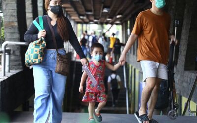 In this file, a photo shows citizens from the Lagusnilad underpass wearing face masks in Manila. SEN. Christopher “Bong” Go on Thursday called on the public to wear masks amid the increasing cases of Covid-19 and of influenza-like illnesses in the country. PHOTO: MIKE ALQUINTO
