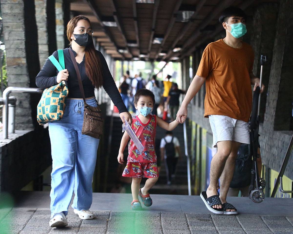 In this file, a photo shows citizens from the Lagusnilad underpass wearing face masks in Manila. SEN. Christopher “Bong” Go on Thursday called on the public to wear masks amid the increasing cases of Covid-19 and of influenza-like illnesses in the country. PHOTO: MIKE ALQUINTO