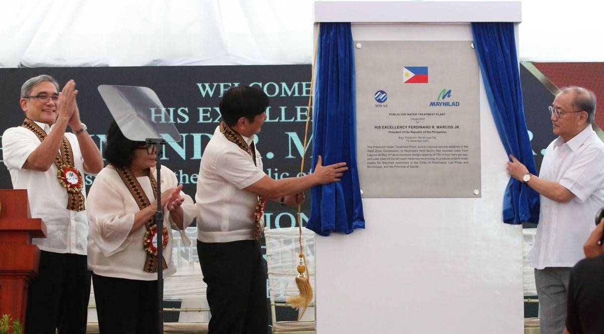 WATER TREATMENT PLANT MARKER President Ferdinand Marcos Jr. (center), with Maynilad Water Services Inc. Chairman Manuel V. Pangilinan (right), unveils the marker of the new Poblacion Water Treatment Plant during its inauguration in Muntinlupa City on Friday, Dec 15, 2023. Also present were (from left) Maynilad President and CEO Ramoncito Fernandez, Environment and Natural Resources Secretary Maria Antonia Yulo-Loyzaga, and Metropolitan Water Works and Sewerage System (MWSS) Administrator Leonor Cleofas (not in photo). PHOTO BY RENE H. DILAN