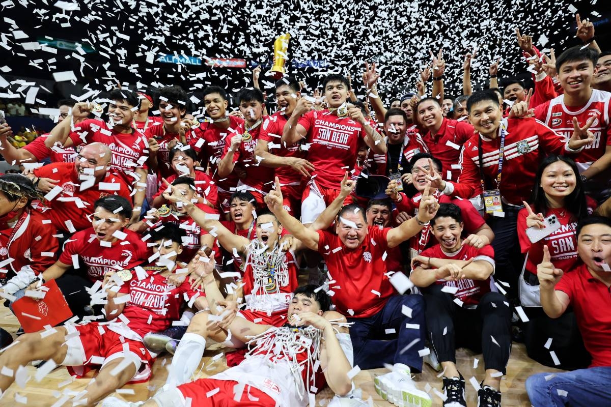 JUBILATION Players, coaches and staff of San Beda University celebrate after winning the NCAA Season 99 men’s basketball crown on Sunday at the Araneta Coliseum. PHOTO BY RIO DELUVIO
