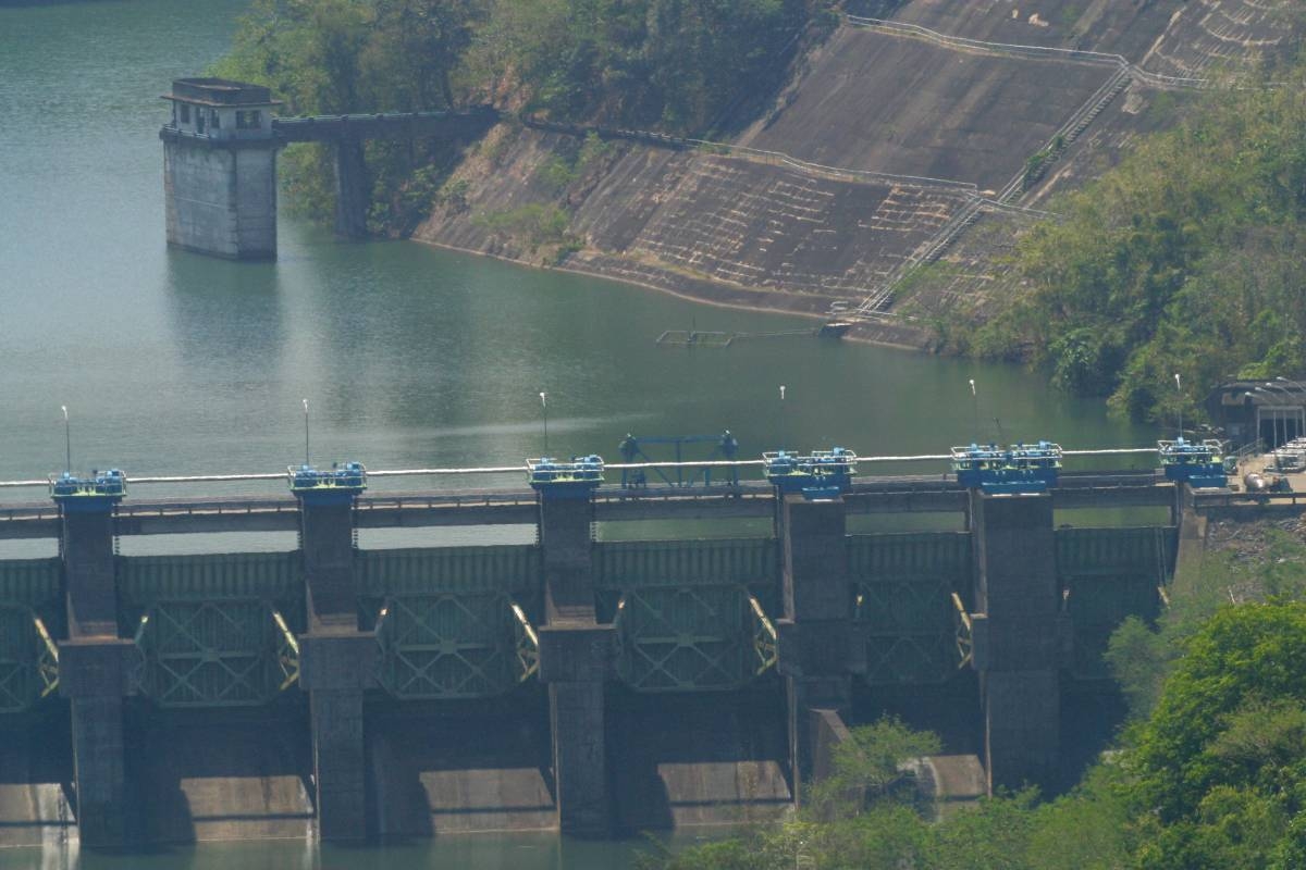 The Angat Dam reservoir in Norzagaray, Bulacan. The National Power Corp. might be forced to temporarily stop operating its power plant there if rains won't relieve the falling water level of the dam that is now critically low.

by MAX PASION
file: pt3/ news 4-14/ 130404_angat-dam-03_pasion.jpg