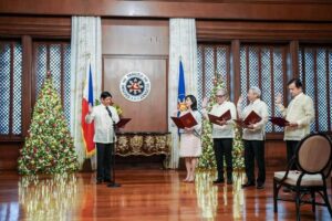 TEAM MAHARLIKA President Ferdinand Marcos Jr. swears into office the four new directors of the Maharlika Investment Corp. in Malacanang on Wednesday, Dec. 20, 2023. CONTRIBUTED PHOTO