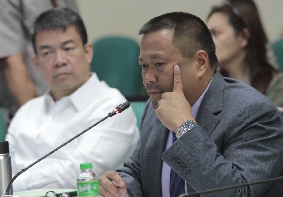 pt2/110918_senate hearing4
Photo By : Roger Ranada 
Senator JV Ejercito (r) gestures during senate inquiry on proliferation of Substandard and uncertified steel bars.