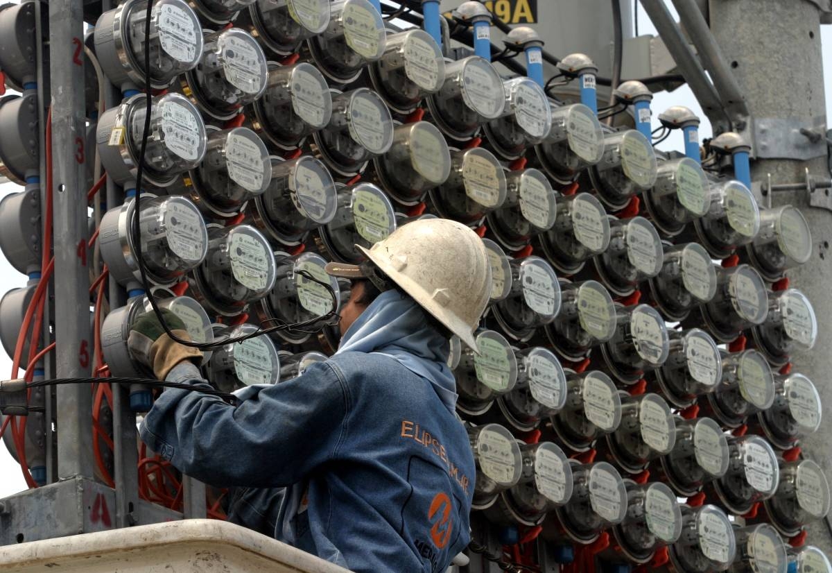 pt2/news/08-28-270808_meralco02.jpg photo by: KJ ROSALES Manila Electric Co. (Meralco), the country’s largest power distributor, will begin refunding meter deposits this year ahead of a January 2009 deadline. An average of P800 per account would be issued in November for those consuming less than 100 kilowatt-hours monthly. In 1987, the Board of Energy allowed all distribution utilities to collect meter deposits, which was carried over by the Energy Regulatory Board and the Energy Regulatory Commission (ERC). Given changes in the regulatory environment, the ERC later mandated an end to the meter deposits.