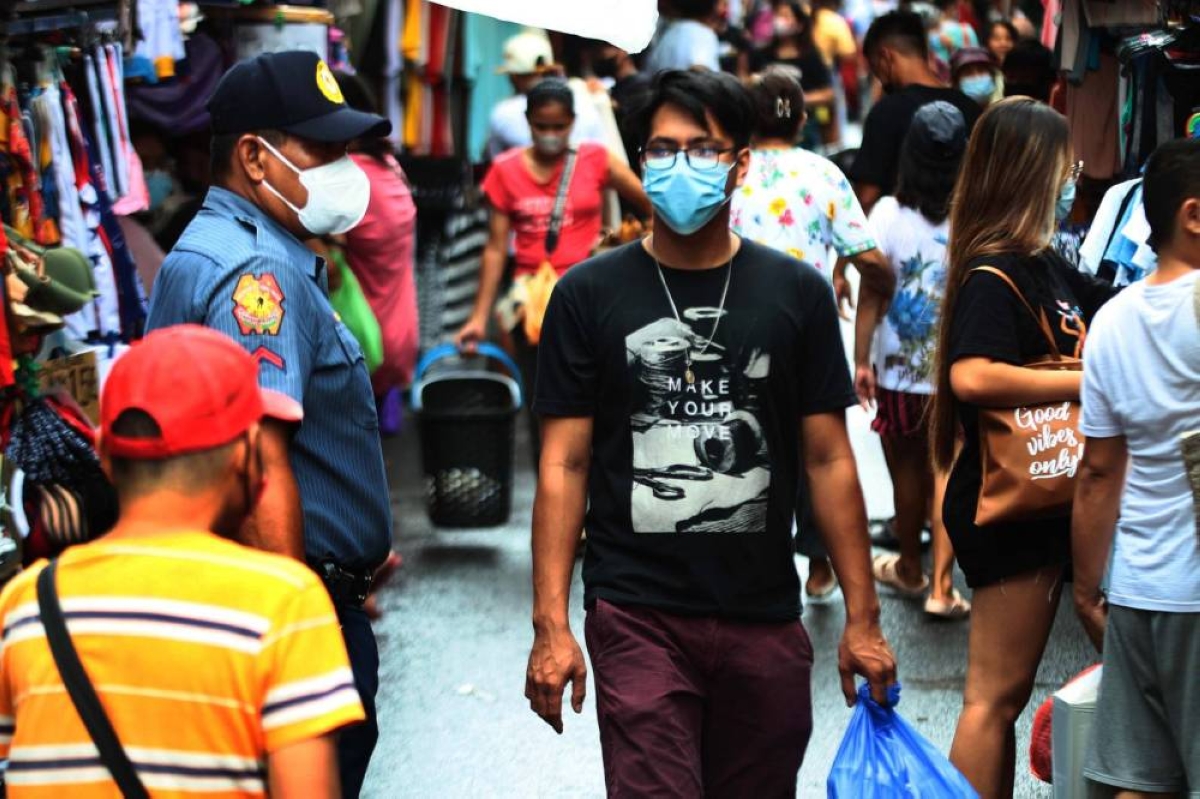 People shop in Divisoria in Manila on Saturday, Sept. 10, 2022. FILE PHOTO BY MIKE ALQUINTO