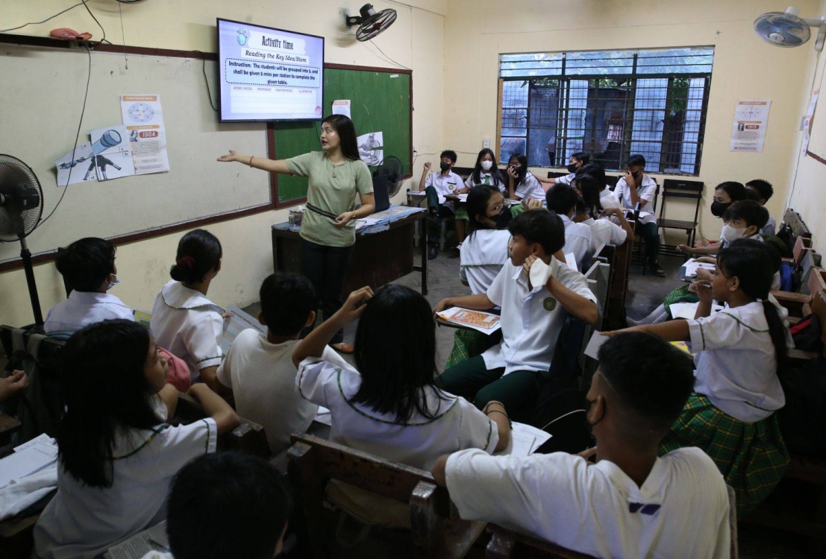Malabon City Mayor Jeannie Sandoval attends the launch of the new curriculum at the Tinajeros National High School on Monday. The event was also attended by Education Undersecretary Gina Gonong, DepEd Malabon Superintendent Cecille Carandang and school principal Ma. Victoria de Guzman. PHOTOS BY RENE H. DILAN