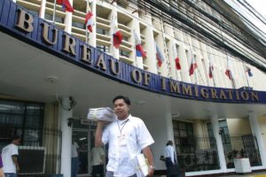 A messenger carries documents outside the Bureau of Immigration in Intramuros, Manila. Commissioner Andrea Domingo admitted that funds of the bureau to pay for water, electric and phone bills might last only until September and force a closure by October unless government increases its budget allocation.
photo by Rolex dela Pena
file: 28august_bid4_rolex / news 8-29 / photos today2