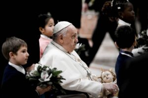 HOLDING ON TO PEACE Pope Francis holds a figurine of baby Jesus during the Christmas Eve Mass at St. Peter’s Basilica in the Vatican on Dec. 24, 2023.
PHOTO BY AFP