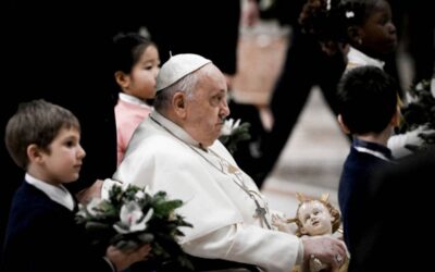 HOLDING ON TO PEACE Pope Francis holds a figurine of baby Jesus during the Christmas Eve Mass at St. Peter’s Basilica in the Vatican on Dec. 24, 2023.
PHOTO BY AFP