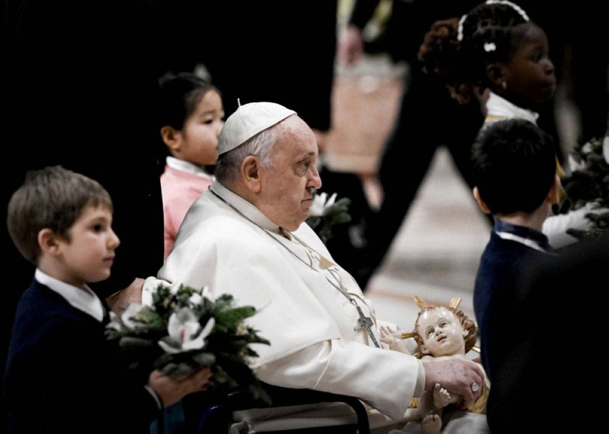 HOLDING ON TO PEACE Pope Francis holds a figurine of baby Jesus during the Christmas Eve Mass at St. Peter’s Basilica in the Vatican on Dec. 24, 2023.
PHOTO BY AFP