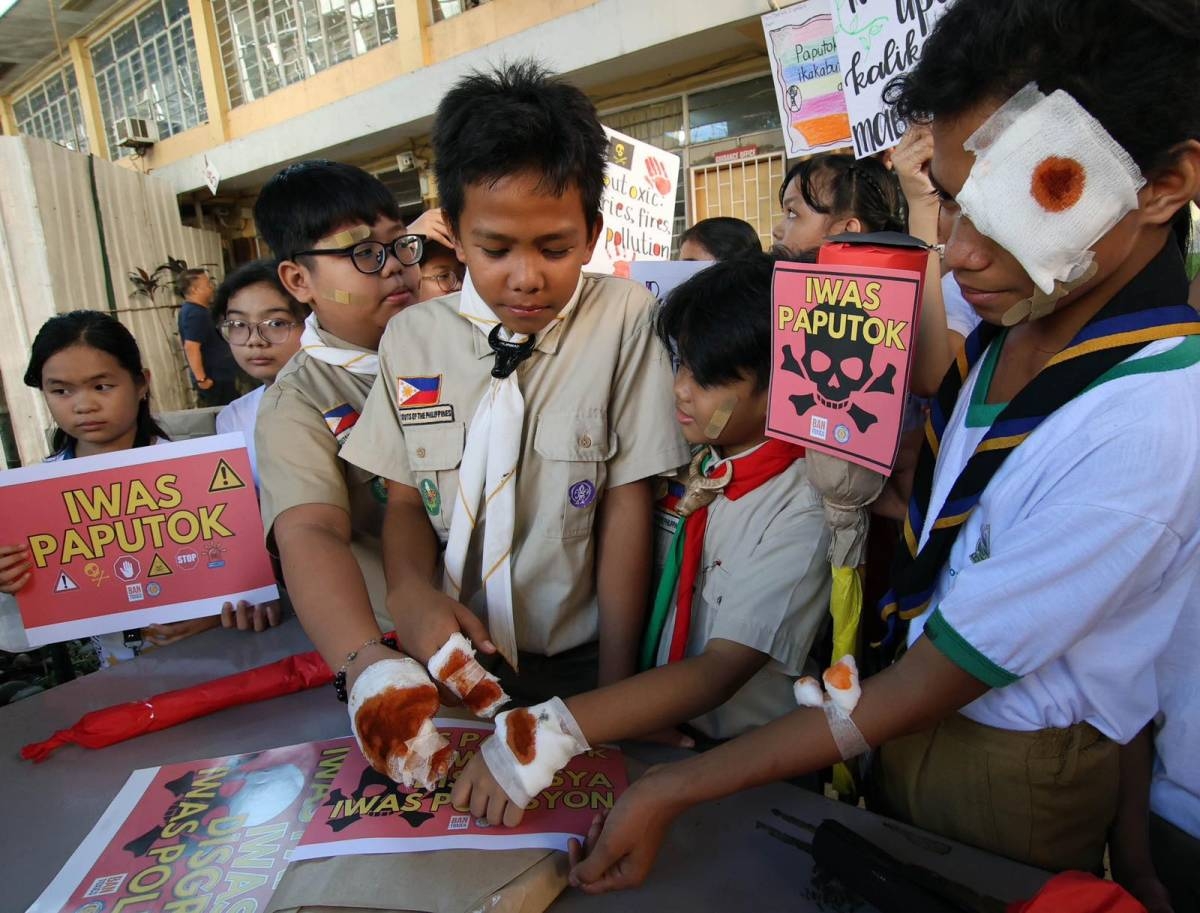 Toxics watchdog BAN Toxics and the administration of Toro Hills Elementary School in Quezon City launched “Iwas Paputok" campaign, urging the public to avoid firecrackers and fireworks. PHOTOS BY MIKE DE JUAN
