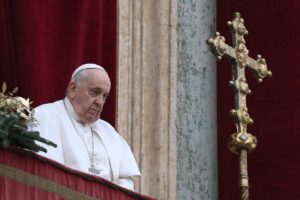 CALL FOR PEACE Pope Francis stands at the balcony of St. Peter’s Basilica to deliver the Christmas Urbi et Orbi blessing in St. Peter’s Square at The Vatican on Monday, Dec. 25, 2023. AFP PHOTO