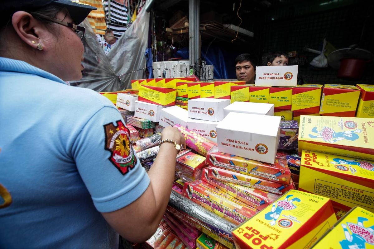 Pt2/news/Dec22/211215_raid3
Photo by: Dj Diosina
Police officers confiscated the firecrackers that sell by vendors around Divisoria in Manila on 21 December 2015. The public urge not to use the firecrackers for their safety purposes for the incoming Christmas and New Year season.