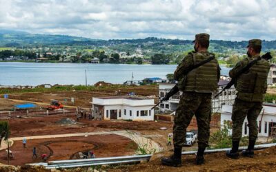 This photo taken on May 23, 2021 shows Philippine soldiers looking over workers constructing a building which was a main battleground in 2017 when Islamic State-inspired Muslim militants laid siege to the southern Philippine city of Marawi, resulting in a five-month campaign that claimed more than 1,000 lives until government troops re-took control. Ferdinandh CABRERA / AFP