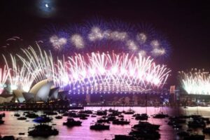 New Year's Eve fireworks light up the sky over the Sydney Opera House (L) and Harbour Bridge during the fireworks display in Sydney on January 1, 2023. (Photo by DAVID GRAY / AFP)