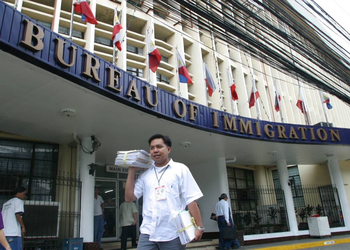 A messenger carries documents outside the Bureau of Immigration in Intramuros, Manila. Commissioner Andrea Domingo admitted that funds of the bureau to pay for water, electric and phone bills might last only until September and force a closure by October unless government increases its budget allocation.
photo by Rolex dela Pena file: 28august_bid4_rolex / news 8-29 / photos today2