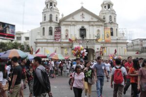 Hundreds of Catholic devotees take advantage to hear the 1st mass on New Year's day in Quiapo church.