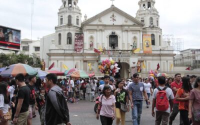 Hundreds of Catholic devotees take advantage to hear the 1st mass on New Year's day in Quiapo church.