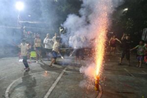 Family's enjoy welcoming 2024 in Malabon. PHOTO BY RENE H. DILAN