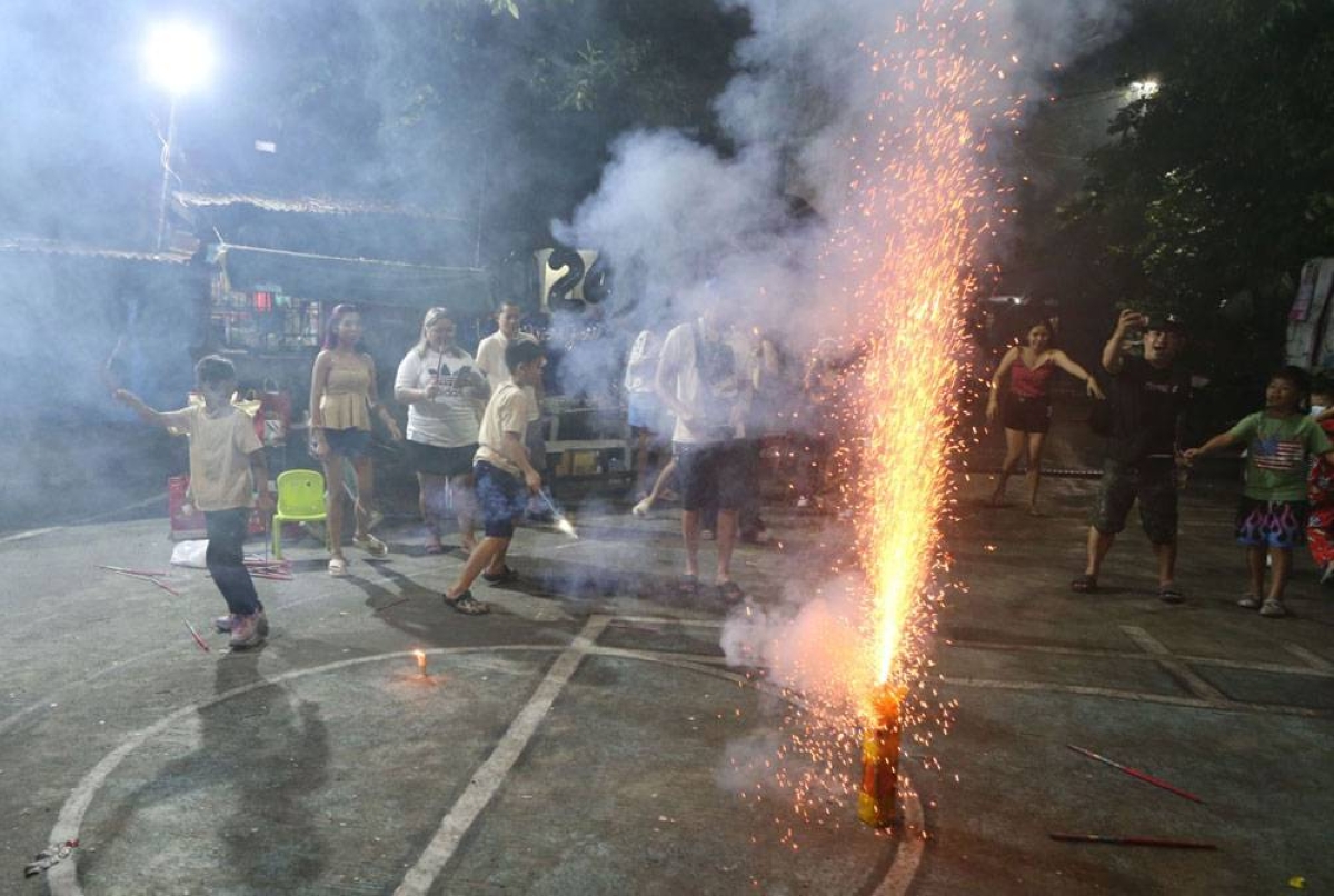 Family's enjoy welcoming 2024 in Malabon. PHOTO BY RENE H. DILAN