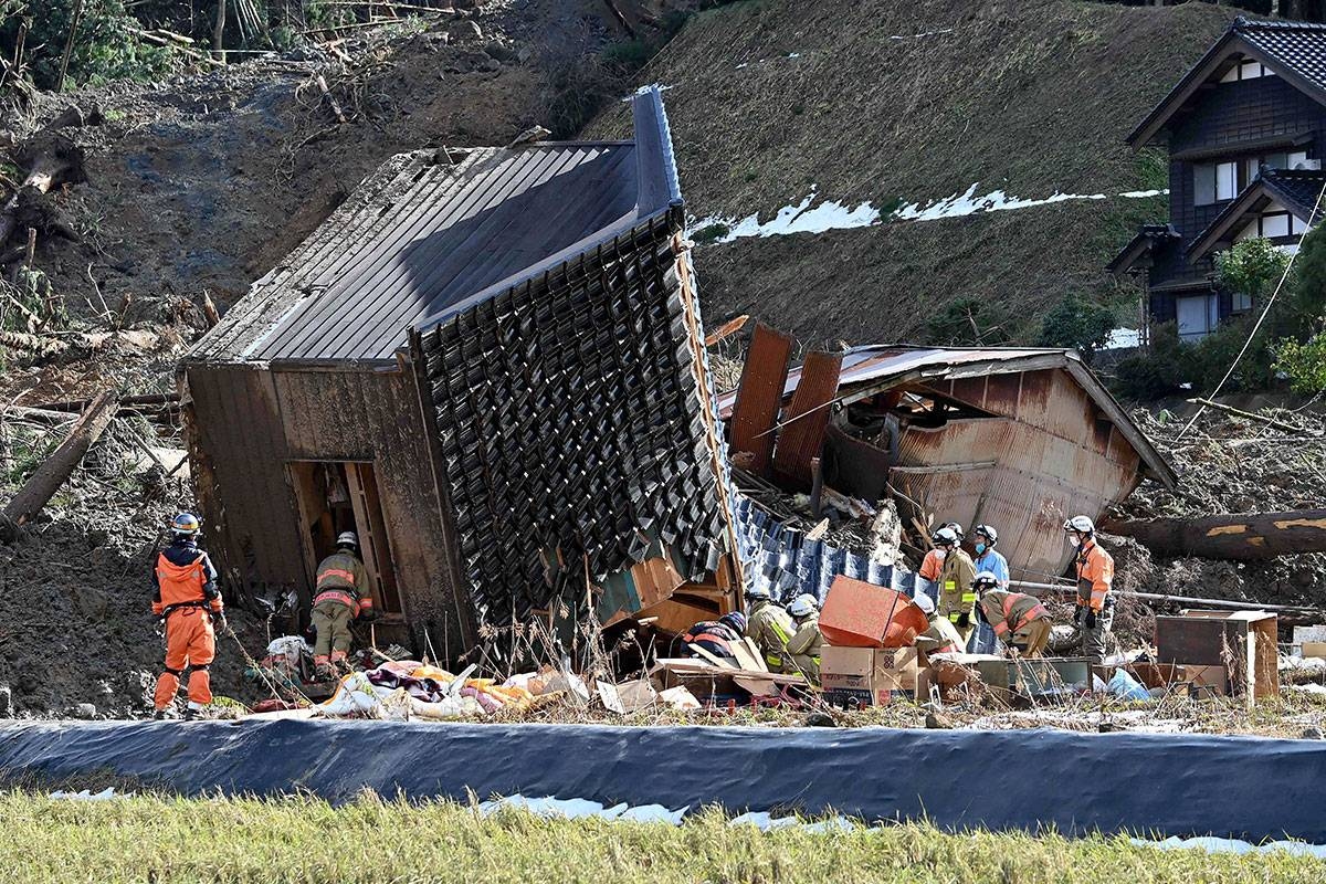 DESTROYED CITY Firefighters search for missing people at the site of a collapsed house in the city of Wajima on Thursday, Jan. 4, 2024, after a major 7.5 magnitude earthquake struck the Noto region in Ishikawa prefecture on New Year’s Day. AFP PHOTO