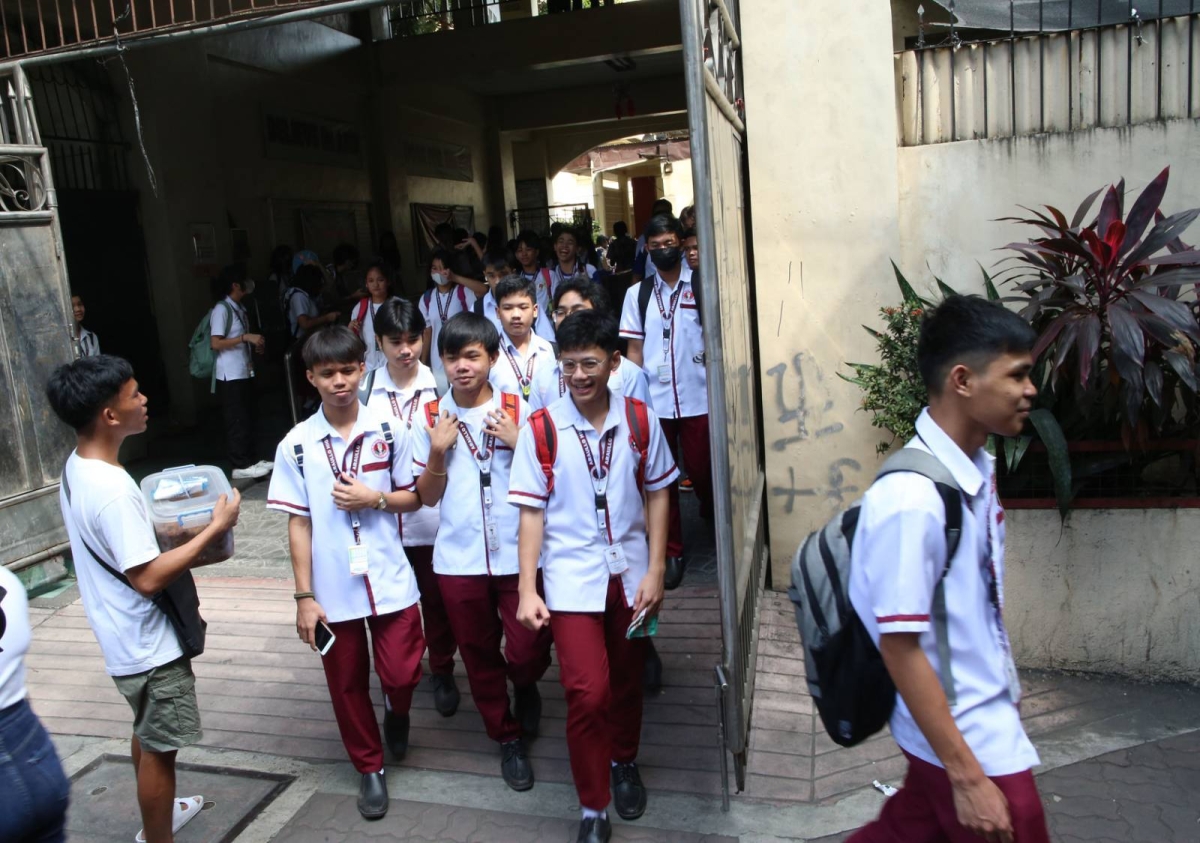 Photo shows students of Araullo High School in Manila on Thursday, Jan. 4, 2024. More than 17,000 Grade 11 students currently enrolled in state universities and colleges (SUCs) and local universities and colleges (LUCs) might be displaced once they comply with the Commission on Higher Education (CHEd) order to stop offering the senior high school (SHS) program for school year 2024-2025. PHOTOS BY RENE H. DILAN