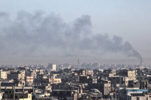 NEARING NO MAN’S LAND A picture taken from Rafah on Saturday, Jan. 6, 2024 shows smoke billowing over Khan Yunis in the southern Gaza Strip during Israeli bombardment, amid continuing battles between Israel and the Palestinian militant group Hamas. The United Nations warned that war, now approaching its fourth month, had made the territory ‘uninhabitable.’ AFP PHOTO