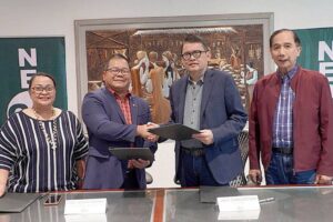 BOOSTING AGRIPRENEURSHIP Go Negosyo founder Joey Concepcion
(3rd from left) and Senior Adviser William Dar (right) join Cooperative Development Authority Administrator Myrla Paradillo (left) and CDA Chairman Joseph Encabo at the signing of a memorandum of understanding that aims to support and implement the objectives of the Kapatid Angat Lahat Agri Program for cooperatives. CONTRIBUTED PHOTO